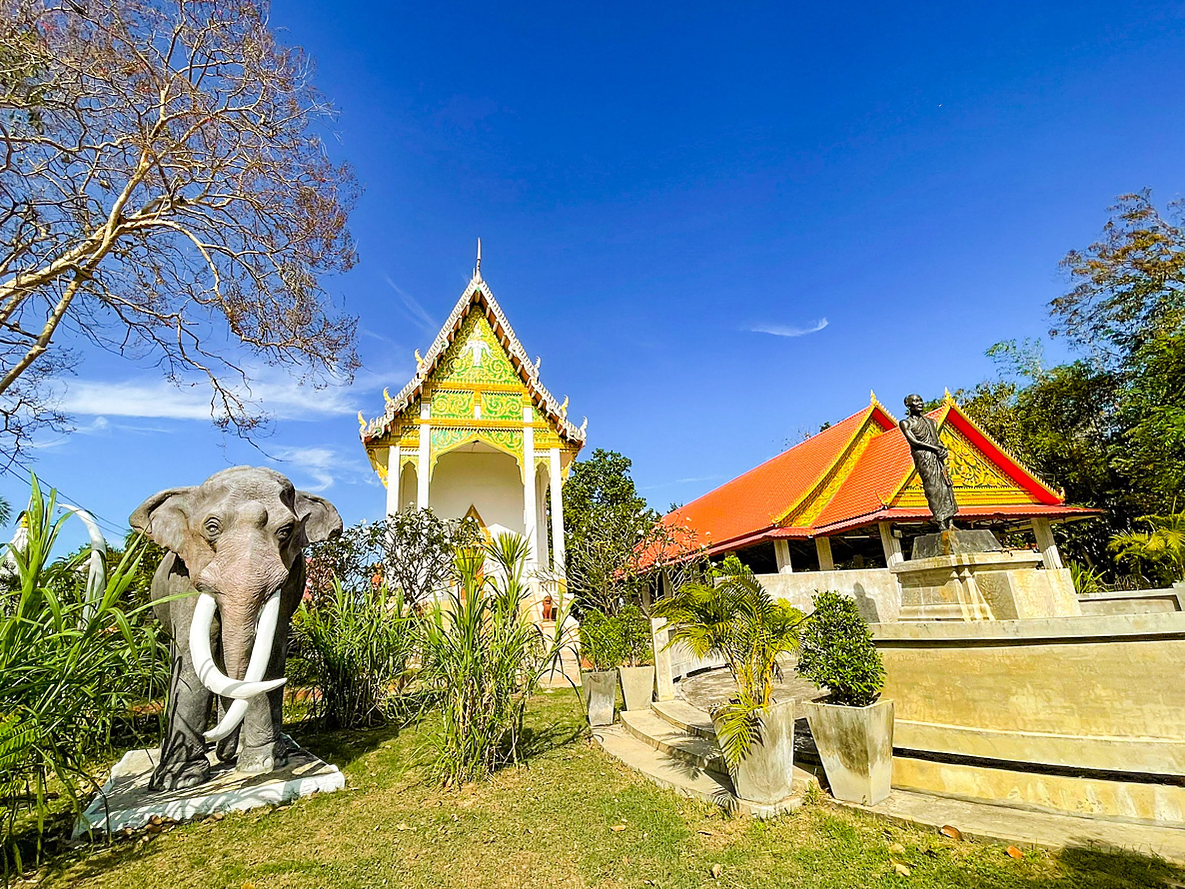อุโบสถและรูปปั้นช้าง